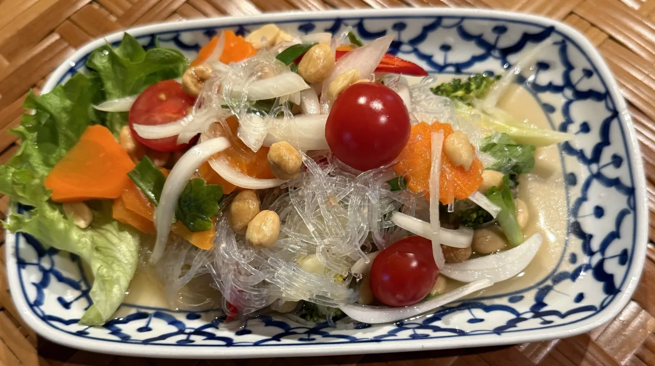 Yam Wun Sen – Glasnudelsalat, Zwiebeln, Tomaten, Chili Yam Wun Sen