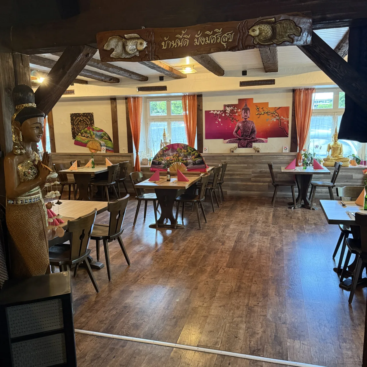 Raan Thai Bunma – Eingangsbereich und Saal Glarus Raan Thai Bunma